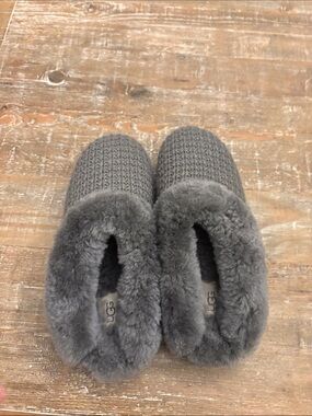 UGG Women’s  Charcoal Knit Shearling-Cuff Slippers size 9